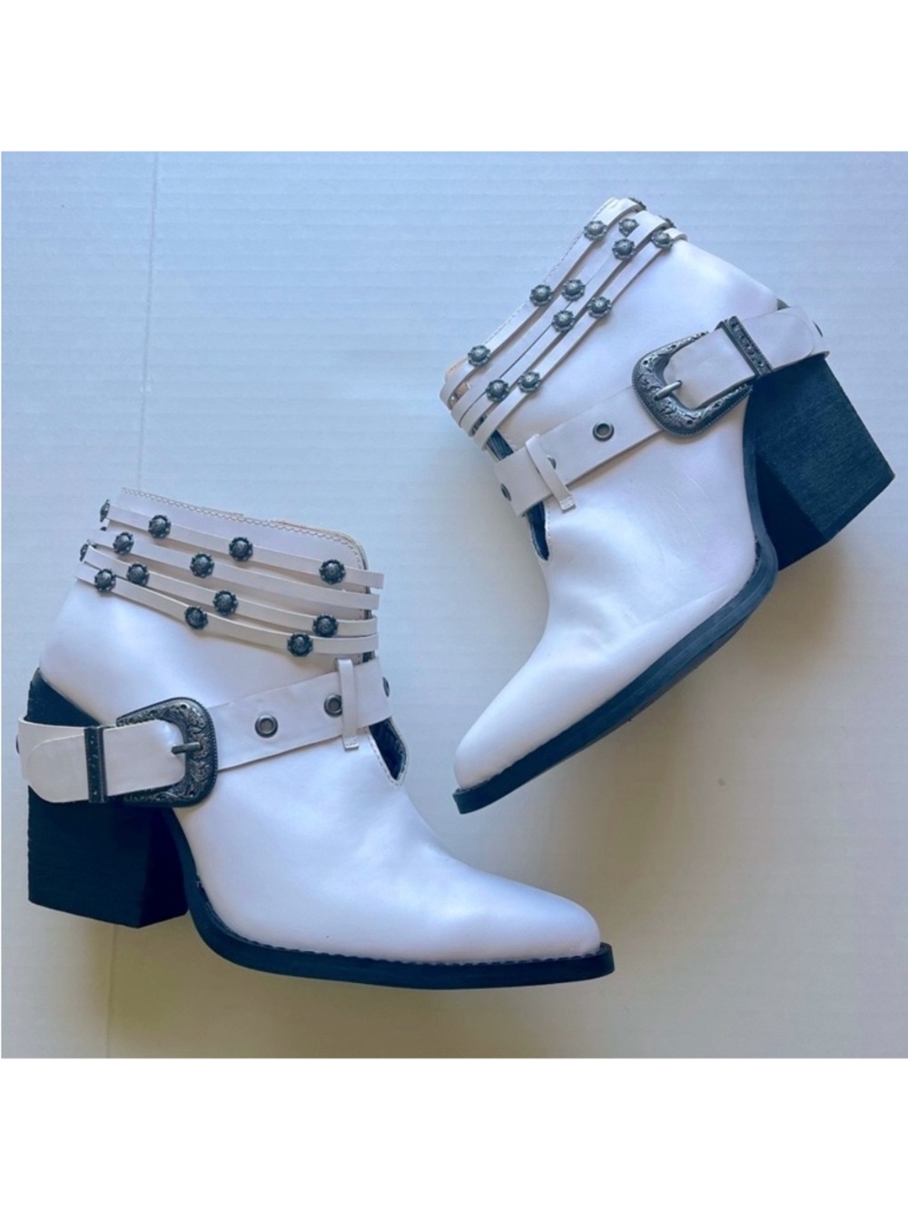 Dingo Born To Run White Leather Studded Buckle Ankle Heeled Cowgirl Boots DL242 - Picture 2 of 13